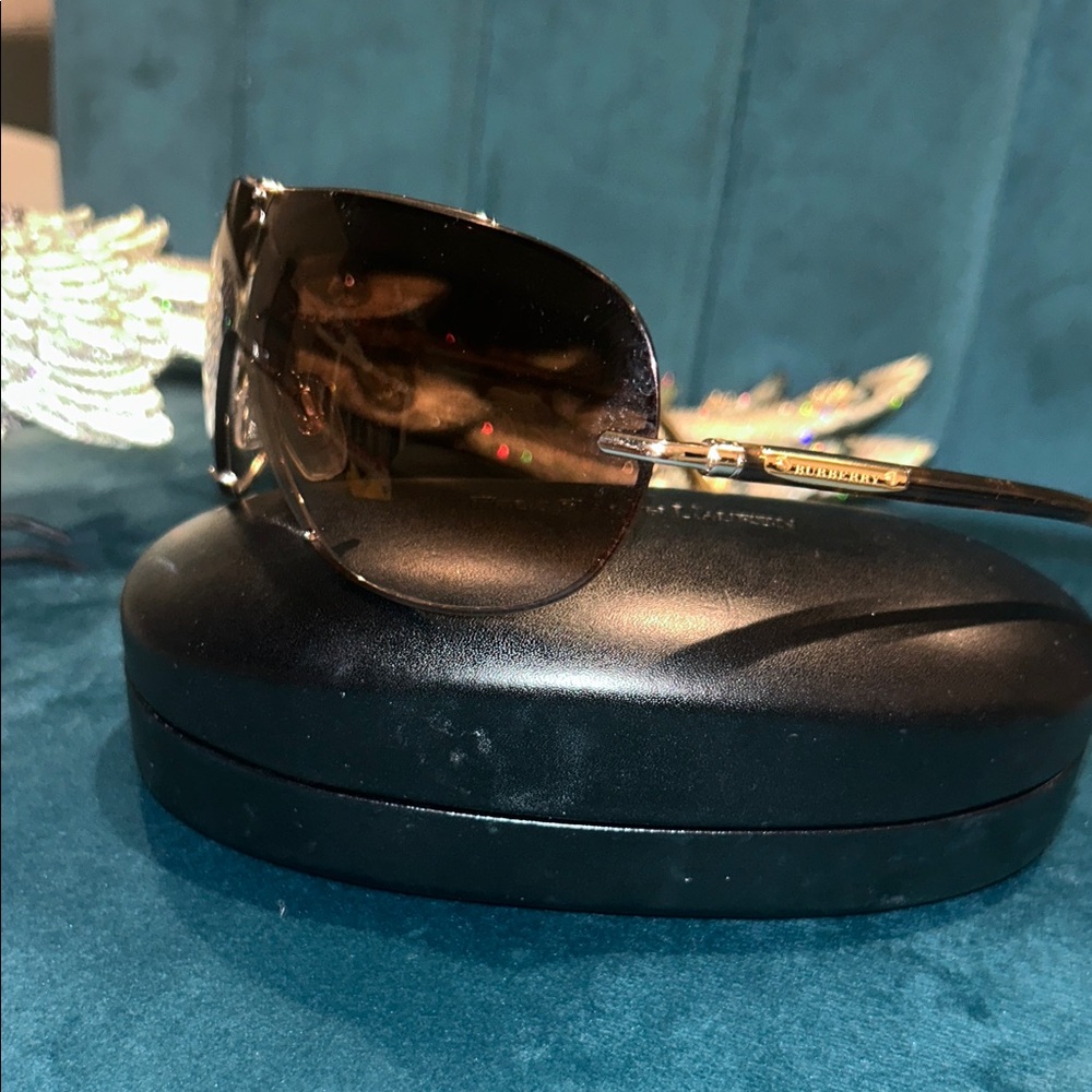 Burberry Shield Unisex Elegant Brown Sunglasses Prestine Condition - Picture 6 of 7